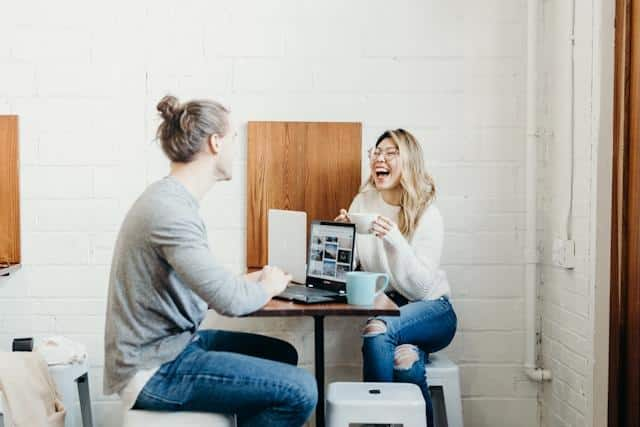 A man talking to a woman with an excited look on her face, using the aorist tense in Serbian.